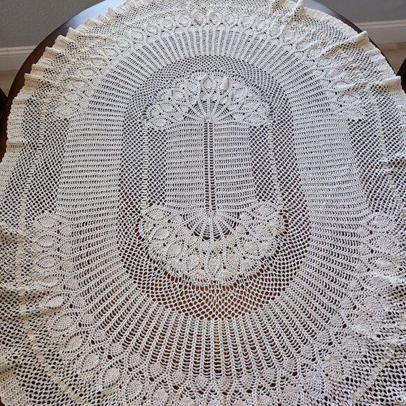 Crocheted Cream colored TableCloth - Picture 1 of 4